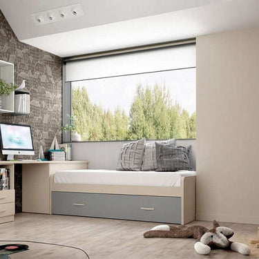 Cama nido de madera laminada en tonos beige y gris, con cama inferior extraíble y tiradores metálicos.