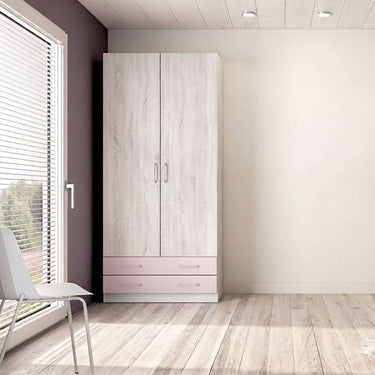 Armario de dos puertas y dos cajones, acabado claro con veta de madera y detalles rosa pálido en el frente inferior.