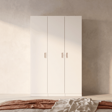 Armario de tres puertas en acabado blanco liso, con tiradores rectangulares discretos y diseño alto y sencillo.
