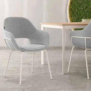 Butaca BRISBANE tapizada con patas metálicas negras y diseño ergonómico elegante