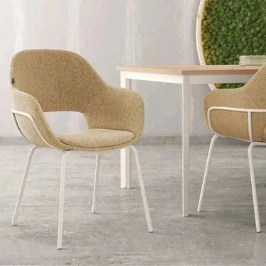 Butaca BRISBANE tapizada con patas metálicas negras y diseño ergonómico en varios colores, fabricada en España