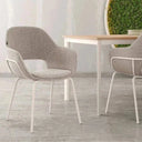Butaca de salón BRISBANE tapizada con patas metálicas negras disponible en cinco colores y fabricada en España