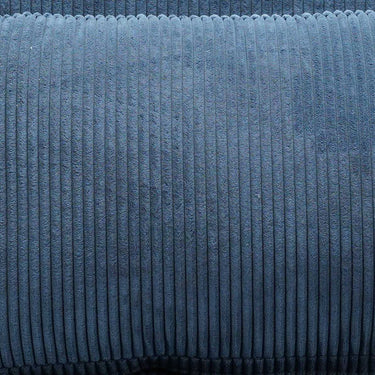 Butaca cama azul de tela texturizada con acanalado vertical fino, un tapizado suave de aspecto uniforme.
