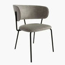 Butaca tapizada gris con respaldo y asiento acolchados, patas metálicas negras, diseño moderno y minimalista.