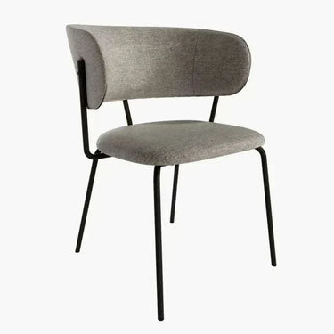 Butaca tapizada gris con respaldo y asiento acolchados, patas metálicas negras, diseño moderno y minimalista.