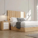 Conjunto de muebles dormitorio matrimonio L'AQUILA 3 con cabecero listonado y dos mesitas de tres cajones en diseño elegante y funcional.