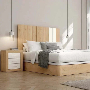 Conjunto de muebles dormitorio matrimonio L'AQUILA 3 con cabecero listonado y dos mesitas de tres cajones en diseño elegante y funcional.