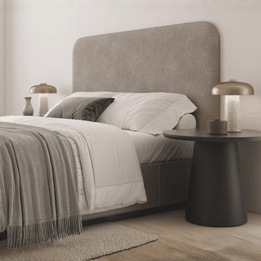 Cabecero tapizado ENZO para dormitorio de matrimonio en colores gris, verde y plata con diseño minimalista y comodidad superior.