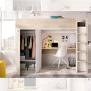 Cama alta de color natural con madera alistada, incluye armario con puertas y escritorio integrado con silla blanca moderna.