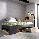 Cama Compacta juvenil con estructura gris y madera clara, incluye estantería, cajón y arcón para almacenamiento.