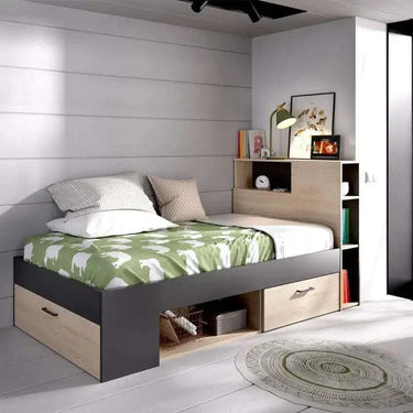 Cama Compacta juvenil en tonos gris oscuro y madera clara con estantería, cajones y arcón integrado, diseño compacto y funcional.