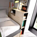 Cama Compacta juvenil en acabado madera clara con estantería integrada en cabecero, ideal para espacios pequeños y funcionales.