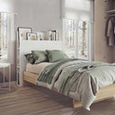 Cama juvenil de madera clara con cabecero organizador blanco y estantes laterales, vestida con textiles grises lisos y a rayas.