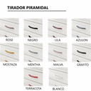Cama nido con tiradores piramidales en varios colores, de perfil alargado y acabado liso sobre panel blanco.