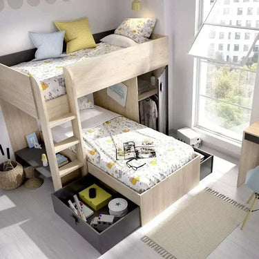 Cama tren de dos camas en acabado madera clara, con escalera lateral, armario central y cajones grafito.