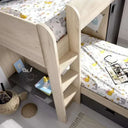 Cama tren de dos camas en tablero melamínico efecto madera clara, con escalera central y barandillas; incluye cajones inferiores.