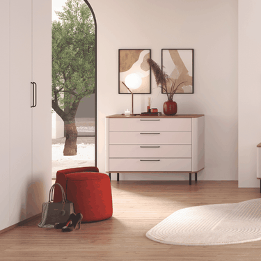 Cómoda dormitorio CAPRI de 4 cajones con diseño moderno y patas negras.