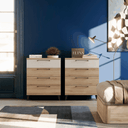Cómoda Lena de cuatro cajones color madera de 80 cm en dormitorio moderno