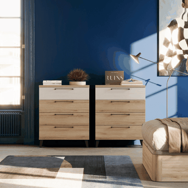 Cómoda Lena de cuatro cajones color madera de 80 cm en dormitorio moderno
