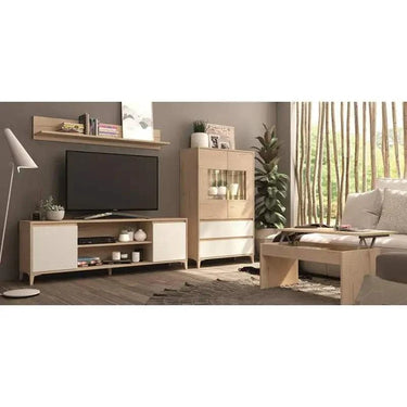 Composición de salón LECCE con mueble TV, vitrina de cristal y estante de pared en tonos madera natural y blanco.