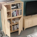 Conjunto de salón LECCE ambiente con muebles de televisión, vitrina y estante madera natural tonos cálidos