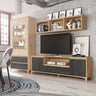 Salón LECCE ambiente con muebles de TV, vitrina y estante en tonos amaderados cálidos