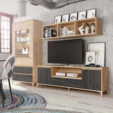 Salón LECCE ambiente con muebles de TV, vitrina y estante en tonos amaderados cálidos