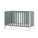 Cuna infantil de madera en tono verde kaki con patas de pino natural, barrotes verticales y laterales de panel liso.