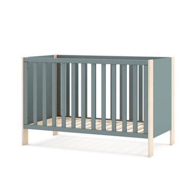 Cuna infantil de madera en tono verde kaki con patas de pino natural, barrotes verticales y laterales de panel liso.