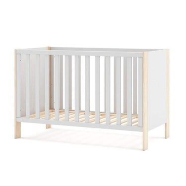 Cuna infantil blanca con estructura de madera, barrotes verticales y patas en acabado de madera natural.