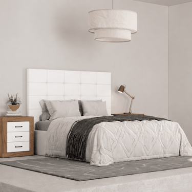 Cabecero tapizado L'AQUILA en dormitorio matrimonio con acabado textil y polipiel, diseño elegante y molduras resistentes.