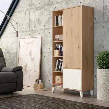 Estantería con puertas de madera en tono roble, con estantes abiertos, panel blanco inferior y patas metálicas inclinadas.