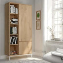 Estantería con puertas LECCE de madera efecto roble, con estantes abiertos, dos puertas lisas y patas metálicas blancas.