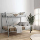 Litera doble con cama individual superior y cama de matrimonio inferior