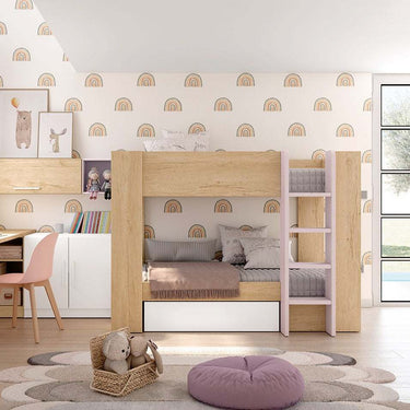 Litera juvenil de melamina con estructura en tono madera natural y escalera lateral rosa, con cama superior protegida y cajón inferior.