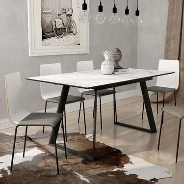 Mesa comedor extensible ROMINA PIEDRA con acabado efecto piedra y patas metálicas negras