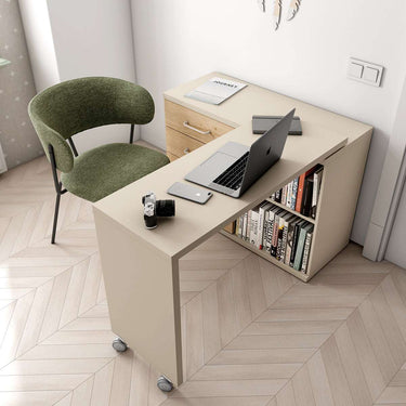 Mesa de estudio giratoria beige de melamina, con sobre rectangular extensible, ruedas y estantes abiertos para libros.