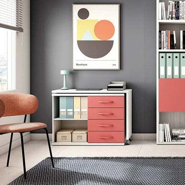 Mesa de estudio blanca y coral, de melamina, con cajones y módulo compacto sobre ruedas; diseño funcional.