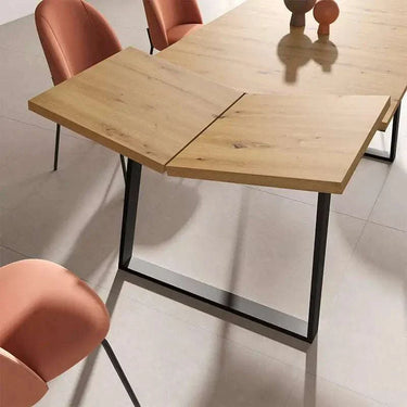 Mesa de comedor extensible modelo Alessandra en madera laminada con estructura metálica y patas trapecio, diseño elegante y funcional.