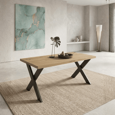 Mesa de centro BRUNA con patas metálicas en X y tablero laminado natural, diseño moderno y resistente.