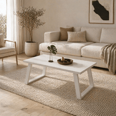 Mesa de centro fija GIADA con patas metálicas en trapecio y tablero laminado resistente, diseño moderno y compacto.
