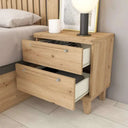 Mesita de noche Génova de madera con dos cajones y acabados personalizables en colores y tiradores