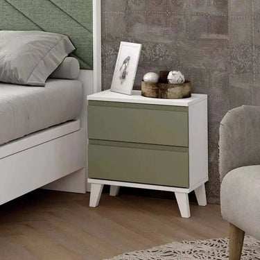 Mesita de noche LUCCA con 2 cajones y tirador en forma de J, diseño moderno y acabado melamínico resistente.