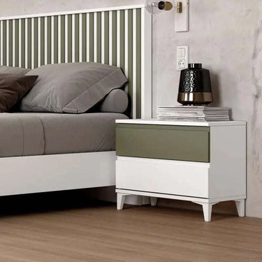 Mesita de noche LUCCA con 2 cajones y tirador en forma de J, diseño moderno y acabado melamínico, disponible en varios colores y tamaños.
