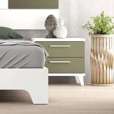 Mesita de noche LUCCA de diseño moderno con dos cajones y tiradores visibles, fabricada en tableros naturales con acabado melamínico.