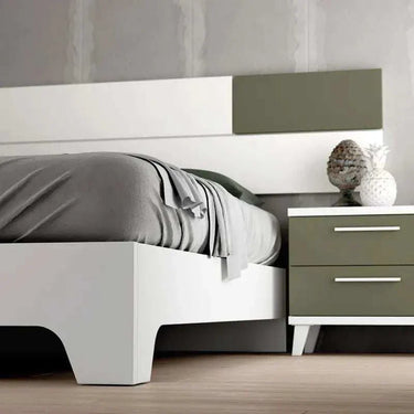 Mesita de noche LUCCA moderna con dos cajones y tiradores visibles en madera natural con acabado melamínico