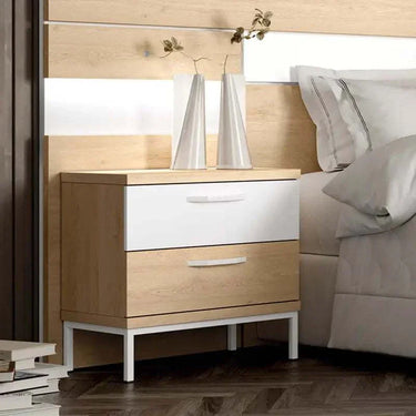 Mesita de noche LUCCA de diseño moderno con dos cajones y tiradores visibles, fabricada en tablero melamínico resistente.