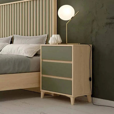 Mesita de noche LUCCA con 3 cajones y tirador uñero en madera resistente y diseño moderno