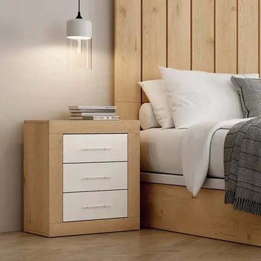 Mesita de noche L’AQUILA de tres cajones en melamina con diseño elegante y funcionalidad adaptable.