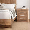 Mesita de noche L’AQUILA de tres cajones en diseño elegante y personalizable para dormitorio.